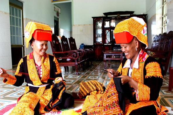 Phụ nữ Dao tự may trang phục truyền thống cho mình. 