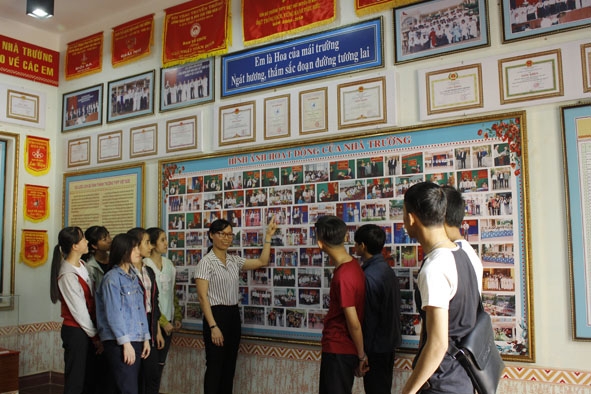 Cô và trò Trường THPT Việt Đức (huyện Cư Kuin) tham quan phòng truyền thống.  