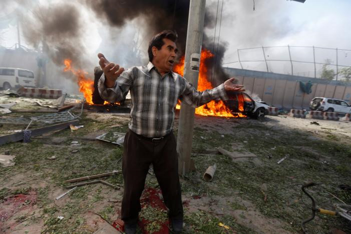 Hiện trường vụ nổ bom ở Kabul. Ảnh: Reuters