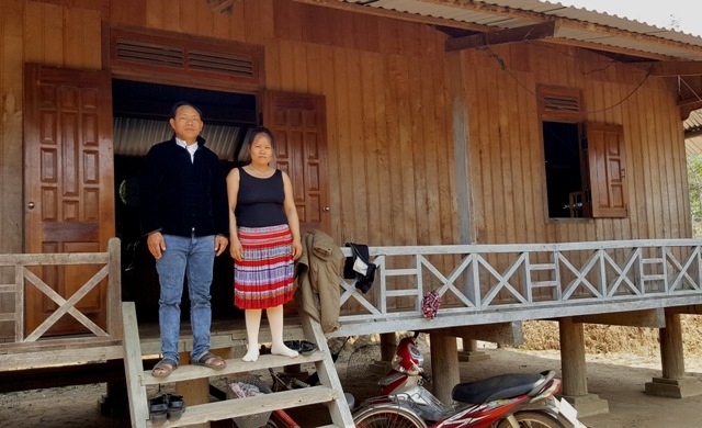 Vợ chồng anh Chá bên ngôi nhà sàn mới xây dựng.