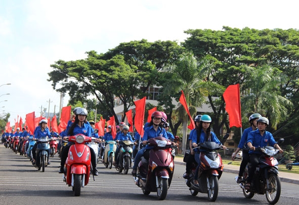 Đoàn viên,  thanh niên  ra quân  tuyên truyền Luật GTĐB  trên địa bàn  TP. Buôn  Ma Thuột. 