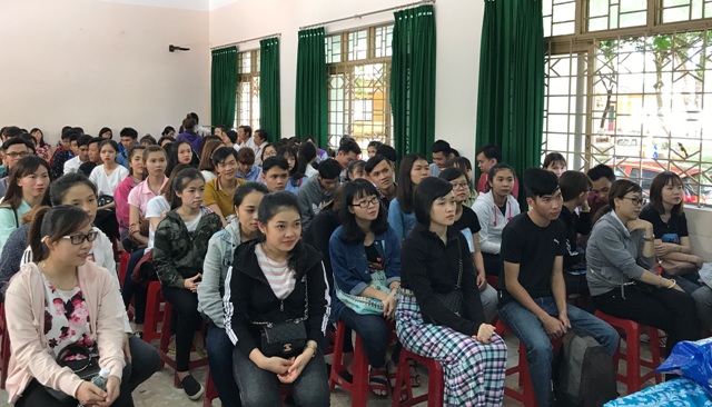 Các em học sinh tham gia Ngày hội việc làm năm học 2016-2017.