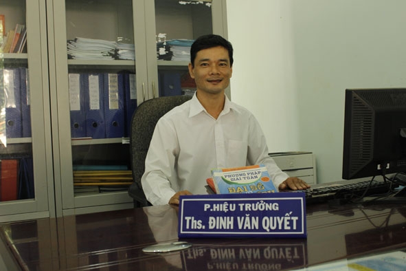 Thầy Đinh Văn Quyết