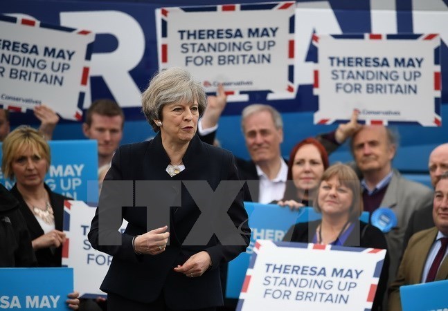 Thủ tướng Anh Theresa May gặp những người ủng hộ trong chiến dịch tranh cử ở Newcastle ngày 12/5. (Nguồn: AFP/TTXVN)