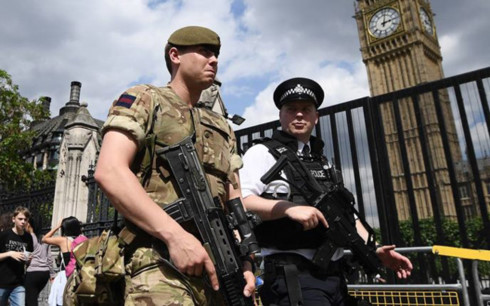 Quân nhân và cảnh sát tuần tra bảo đảm an ninh ở thủ đô London. Ảnh: epeak.