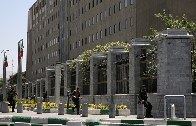 Lực lượng an ninh Iran bên ngoài tòa nhà Quốc hội. (Nguồn: Reuters)