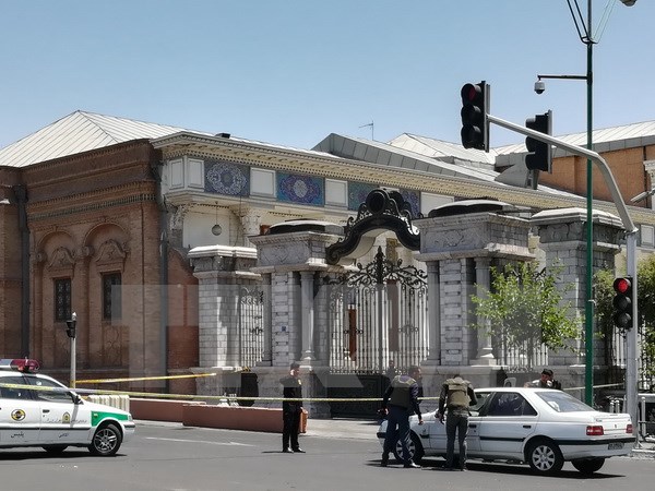 Binh sỹ Iran làm nhiệm vụ tại khu vực tòa nhà Quốc hội sau vụ tấn công. (Ảnh: AFP/TTXVN)