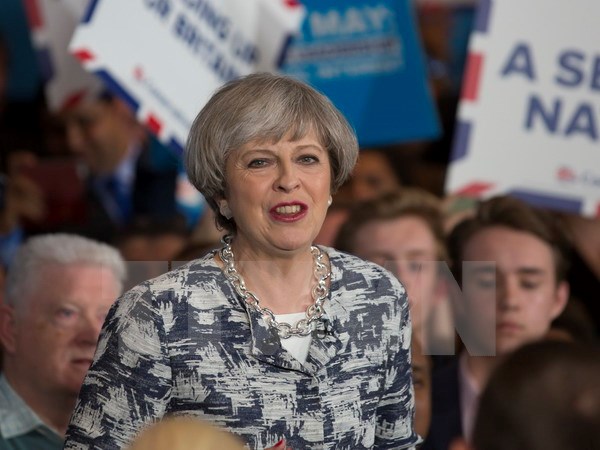 Thủ tướng Anh Theresa May phát biểu trước những người ủng hộ ở Birmingham. (Nguồn: EPA/TTXVN)