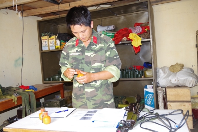 Mô hình lựu đạn huấn luyện đêm phát sáng có tiếng kêu của Đại úy Vũ Minh Thảo. 