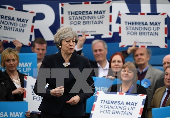 Thủ tướng Anh Theresa May gặp những người ủng hộ trong chiến dịch tranh cử ở Newcastle ngày 12-5. (Ảnh: AFPTTXVN)