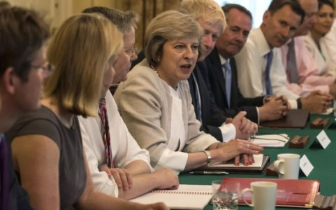 hủ tướng Anh Theresa May trong một cuộc họp Nội các. Ảnh: Reuters