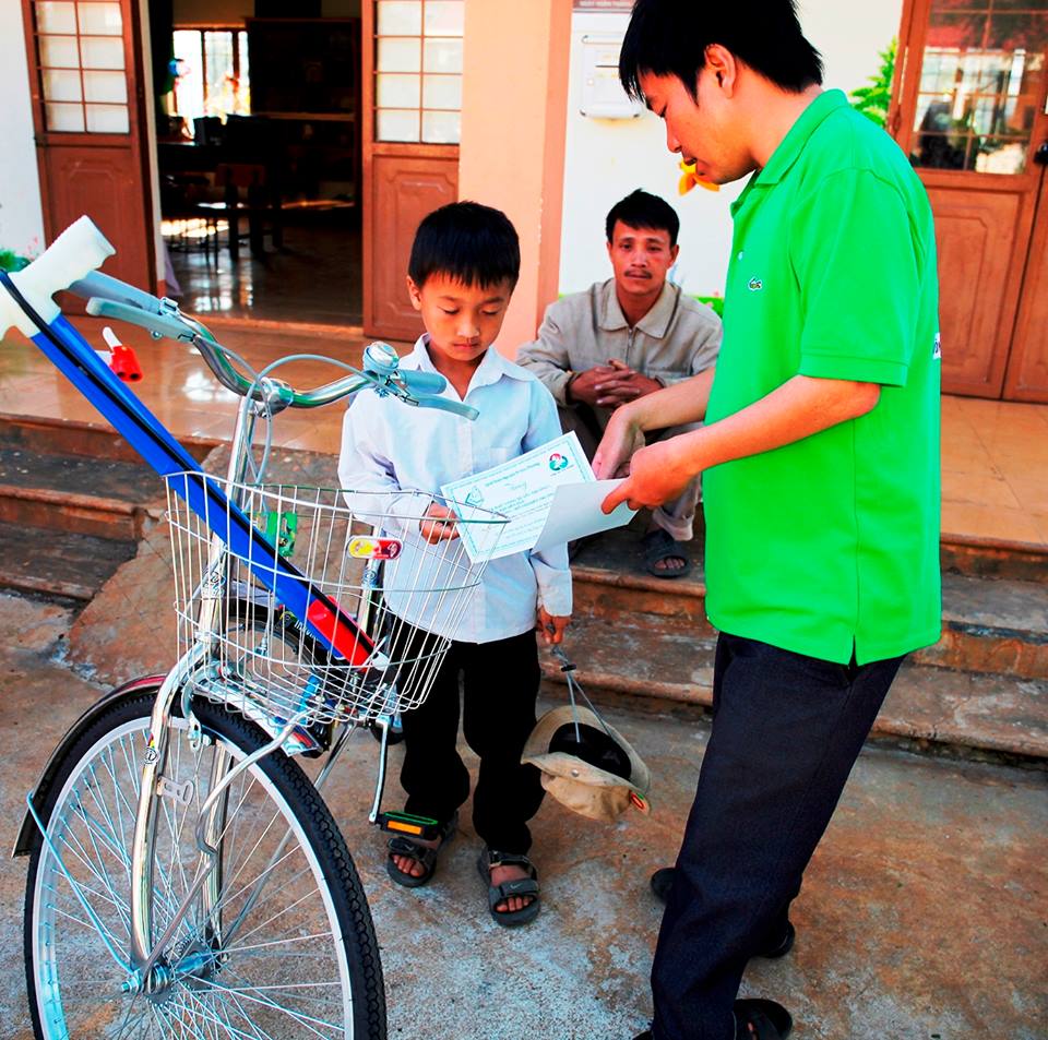 Đại diện Nhóm thiện nguyện Vòng tay yêu thương trao học bổng cho 