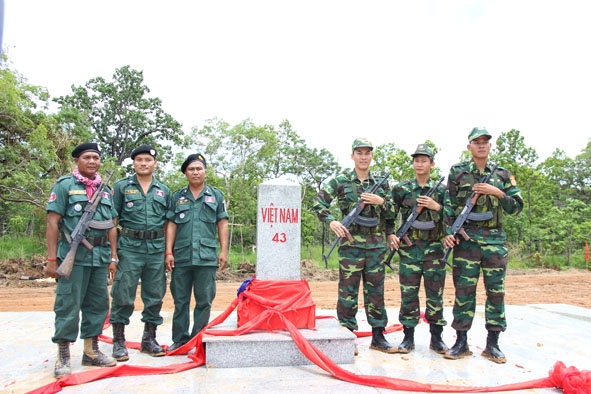 Lực lượng Bảo vệ biên giới 2 tỉnh Đắk Lắk - Việt Nam (bìa phải) và Mundulkiri - Vương quốc Campuchia thực hiện nhiệm vụ bảo vệ cột mốc số 43.  