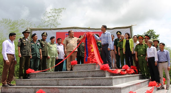 Lãnh đạo và lực lượng bảo vệ biên giới 2 tỉnh Đắk Lắk (Việt Nam) và Mundulkiri (Vương quốc Campuchia) dự lễ khánh thành cột mốc số 41.