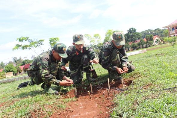 Chiến sĩ Đại đội thông tin thực hành triển khai trạm tổng đài dã chiến.