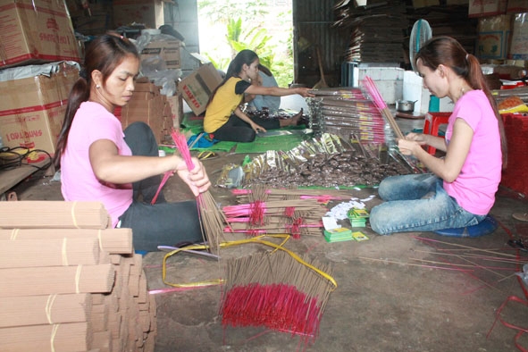 Sản phẩm nhang, trầm của cơ sở  Đạt Thành  đã được  cấp Giấy chứng nhận nhãn hiệu hàng hóa.