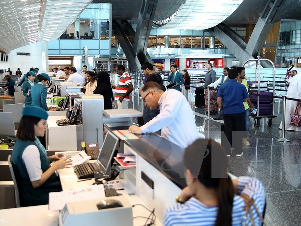 Hành khách làm thủ tục tại Sân bay Quốc tế Hamad ở Doha, Qatar ngày 7-6. (Ảnh: AFP/TTXVN)