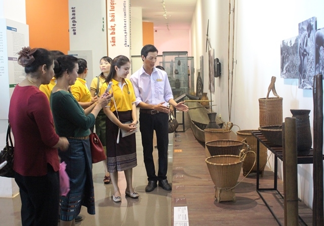Cán bộ Hội LHPN 4 tỉnh Nam Lào tham quan tại Bảo tàng tỉnh