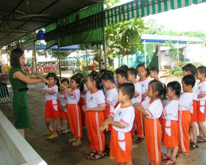 Giáo viên Trường mầm non Pơ Lang (TP. Buôn Ma Thuột) hướng dẫn học sinh các bước rửa tay đúng cách phòng bệnh tay chân miệng. 