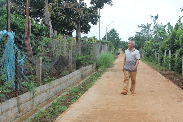  Ông  Nguyễn Thiện, thôn Ea Sia A, xã Ea Nam  tự nguyện  hiến hàng chục mét đất  để mở rộng tuyến  đường thôn. 