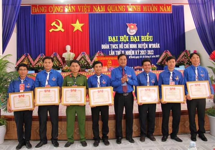Bí thư Tỉnh Đoàn Y Nhuân Byă trao Bằng khen của Tỉnh Đoàn tặng các cá nhân có thành tích xuất sắc