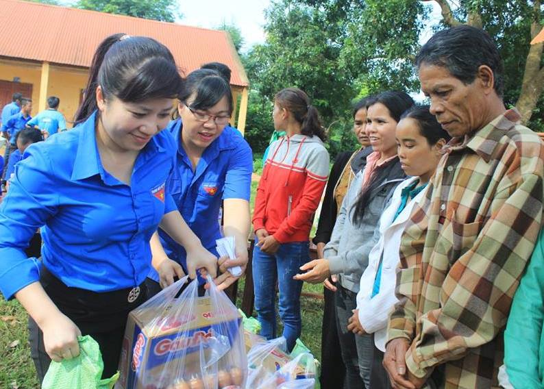 Tặng quà các gia đình nghèo