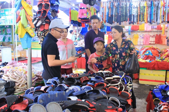 Hàng Việt về vùng nông thôn được người tiêu dùng quan tâm tìm hiểu, chọn mua. 