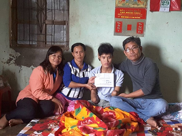Thầy  Nguyễn Văn Trúc (bìa phải) đến thăm gia đình hai em Đặng Văn Quý và Đặng Văn Lắm.