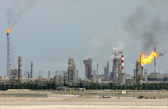 Một nhà máy lọc dầu ở ngoại ô Doha, Qatar. (Nguồn: AFP/TTXVN)