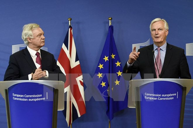 Trưởng đoàn đàm phán về Brexit của EU Michel Barnier (phải) và Bộ trưởng phụ trách Brexit của Anh David Davis. (Nguồn: AFP/TTXVN)