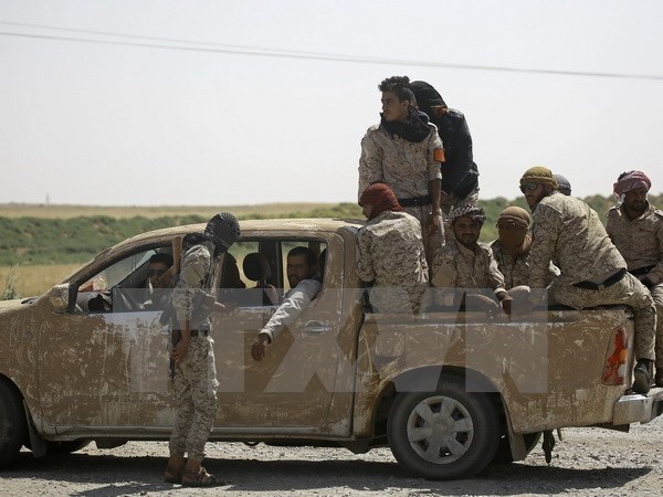 Các thành viên SDF tuần tra tại Hazima, ngoại ô phía bắc Raqa. (Ảnh: AFP/TTXVN)