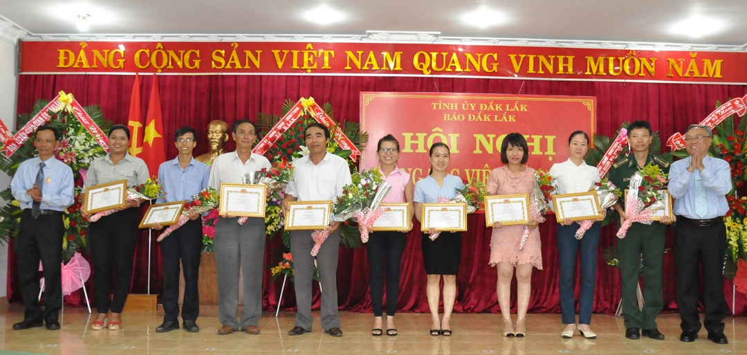 Lãnh đạo Báo Đắk Lắk tặng giấy khen cho 9 cộng tác viên xuất sắc