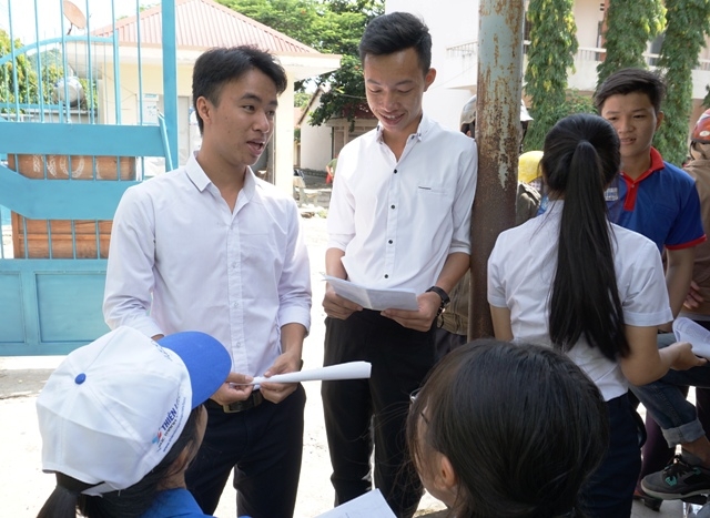 Thí sinh tại điểm thi Trường THPT Krông Bông vui vẻ thảo luận sau khi kết thúc môn thi đầu tiên.