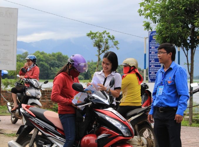 Thí sinh và phụ huynh vui mừng khi hoàn thành tốt môn thi khởi đầu kỳ thi THPT Quốc gia năm 2017 tại điểm thi THPT Lắk. 