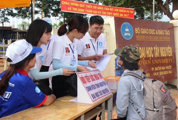 Đội hình Tiếp sức mùa thi tư vấn cho thí sinh tại điểm thi Trường Đại học Tây Nguyên. 