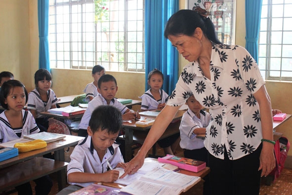  Cô giáo  Bùi Thị Hà  và các học sinh trong giờ học trên lớp. 