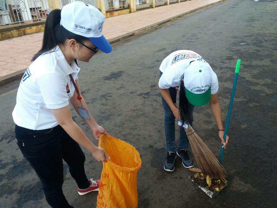 Đội Tiếp sức mùa thi dọn vệ sinh tại điểm thi Trường Đại học Tây nguyên 
