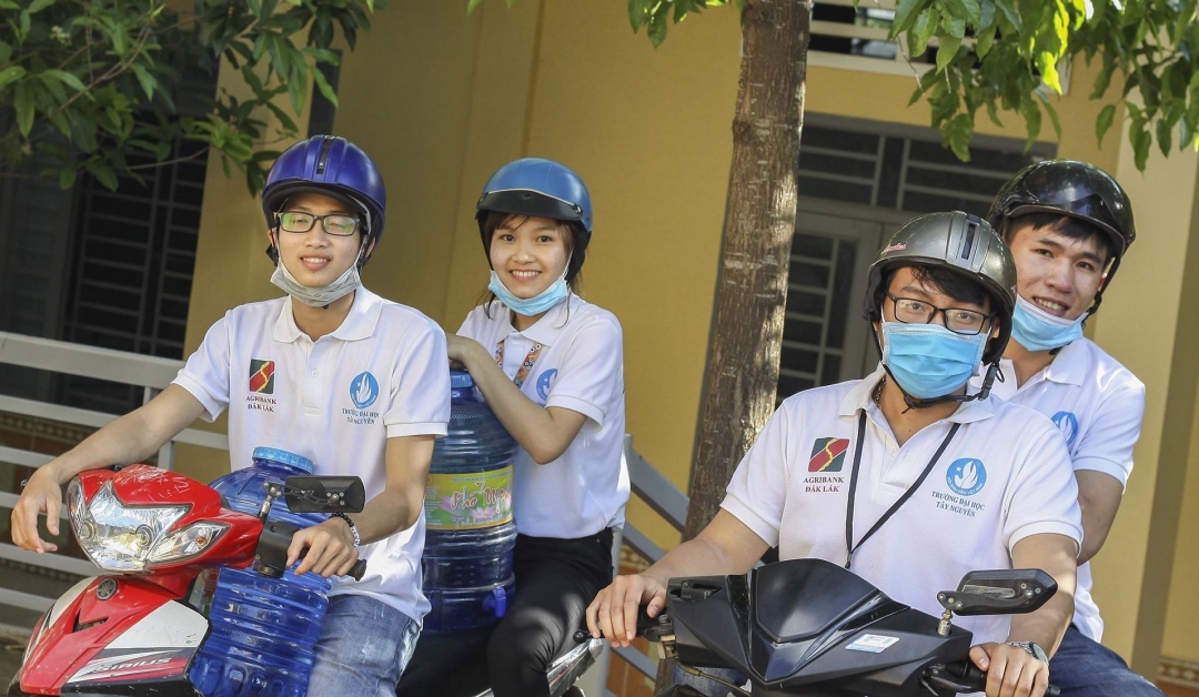 Chở nước uống miễn phí đến các điểm 