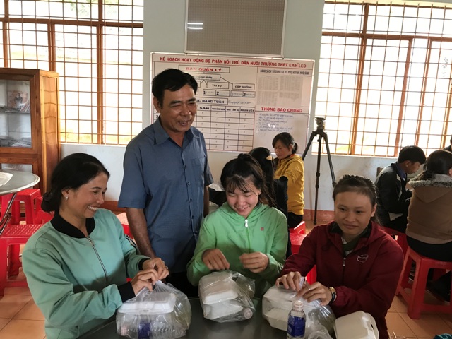 Động viên thí sinh và phụ huynh tại Nhà ăn Trường THPT Ea H'leo (huyện Ea H'leo)