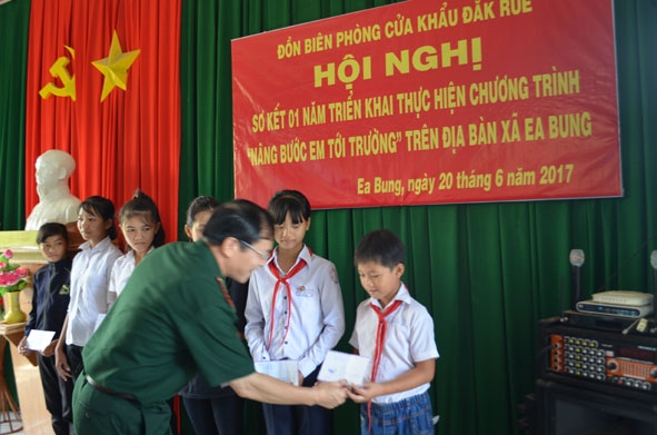 Tặng quà  cho các em  học sinh  đạt thành tích tốt trong  năm học  2016-2017. 