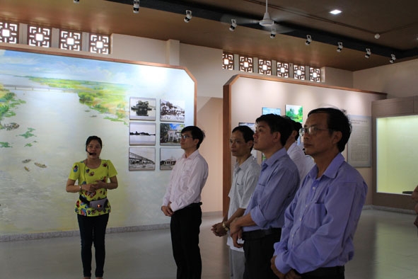 Đoàn công tác Báo Đắk Lắk nghe thuyết minh về cuộc đời và sự nghiệp của Luật sư Nguyễn Hữu Thọ  tại Khu di tích ở thị trấn Bến Lức, huyện Bến Lức, tỉnh Long An. 