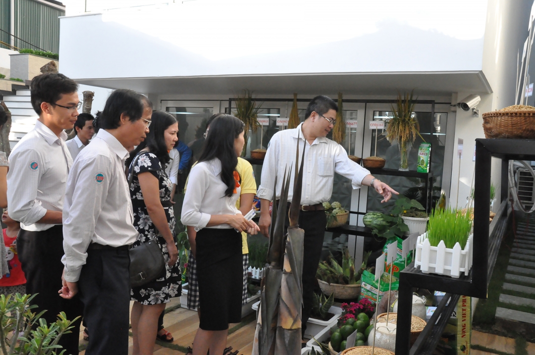 Các đại biểu tham khảo một số giống cây trồng mới được trưng bày tại lễ ký kết