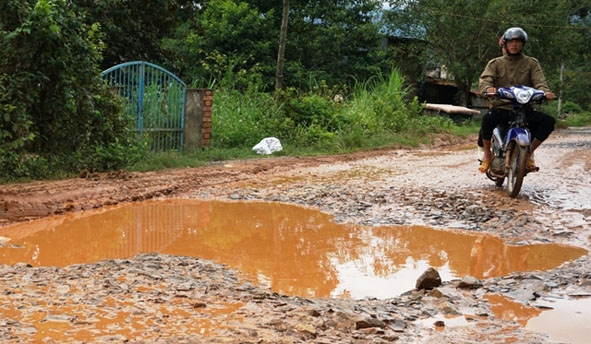 Tuyến đường liên huyện Krông Bông - M’Đrắk, đặc biệt là đoạn qua xã Cư Đrăm (huyện Krông Bông) đã xuống cấp trầm trọng nhiều năm nay nhưng chưa được sửa chữa, gây không ít khó khăn, nguy hiểm cho người tham gia giao thông.