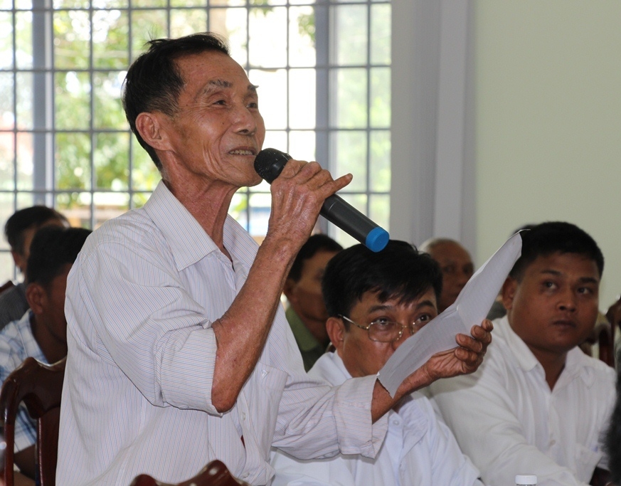 Cử tri trình bày ý kiến tại buổi tiếp xúc