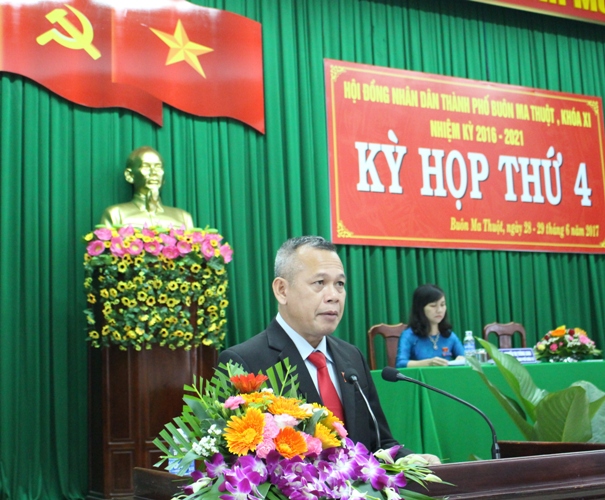 Phó Bí thư Thành ủy, Chủ tịch HĐND TP. Buôn Ma Thuột Nay Phi La phát biểu tại kỳ họp.