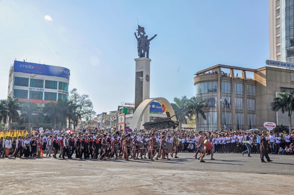 Ngã Sáu Buôn Ma Thuột trong những ngày diễn ra Lễ hội Cà phê lần thứ 6. 