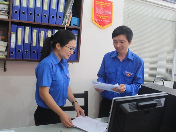 Anh Trương Tôn Quyền cùng đồng nghiệp giải quyết các thủ tục hành chính trong Ngày thứ 7 tình nguyện tại cơ quan