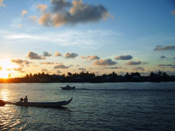 Bình minh trên sông Cửa Lớn. 