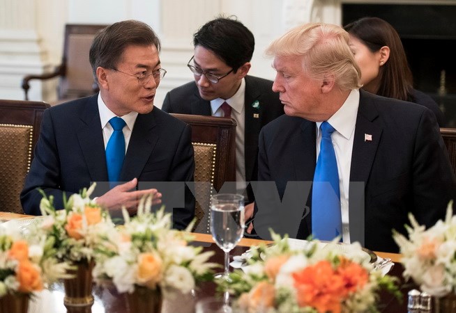 Tổng thống Hàn Quốc Moon Jae-in (trái) cùng phu nhân đã tới Nhà Trắng để dự tiệc tối với Tổng thống nước chủ nhà Donald Trump (phải) và phu nhân. (Nguồn: EPA/TTXVN)