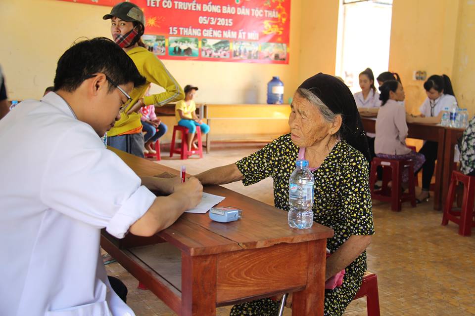 khám bệnh cho người dân xã Hòa Phú